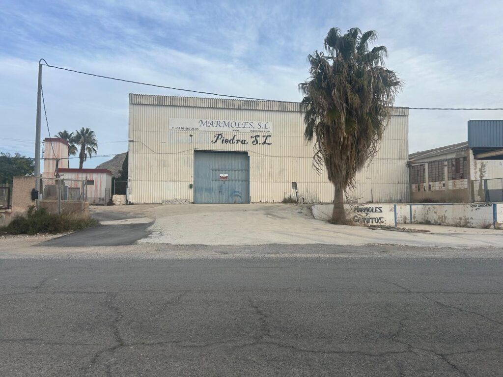 Nave en venta en Novelda